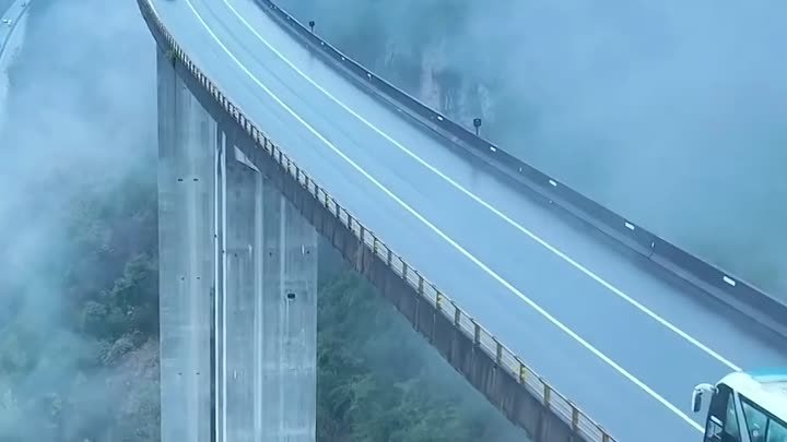 

Грандиозный мост среди облаков. Китай