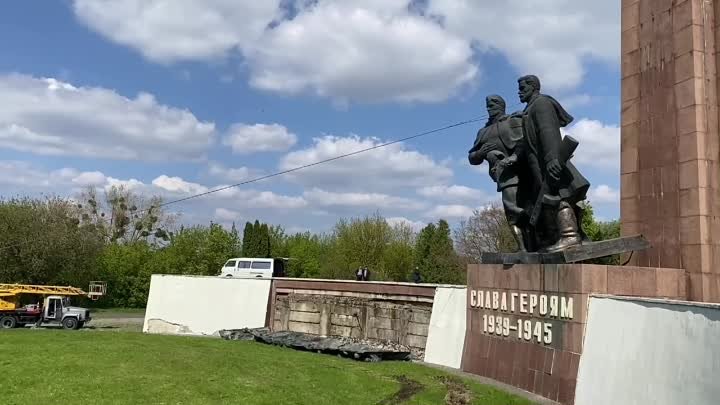 В Ровно снесли памятник советским воинам