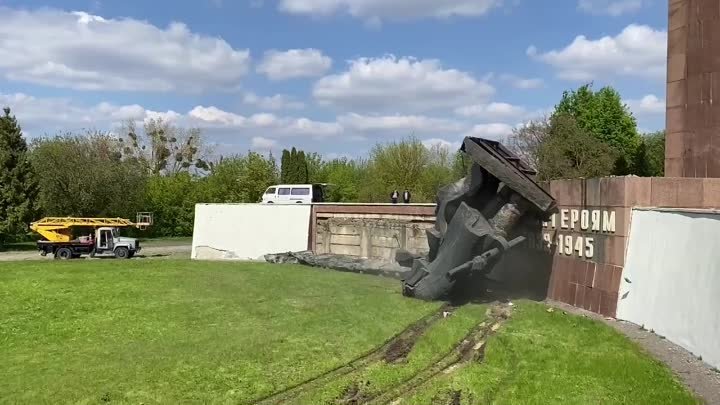 В Ровно снесли крупнейший мемориал, посвященный Победе в ВОВ