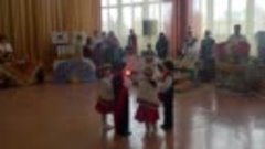 внука на фестивале танцует латышский танец