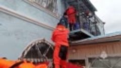Спасатели МЧС в Кургане эвакуировали из затопленного храма н...