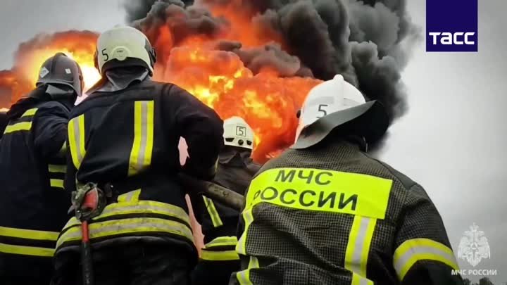 Тушение пожара на нефтебазе в Луганске