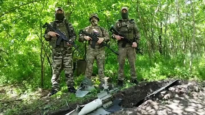 Бойцы рязанского мобилизованного полка поздравляют ветеранов Великой ...