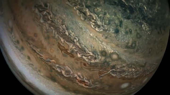 Перийовий 16: пролетая над Юпитером