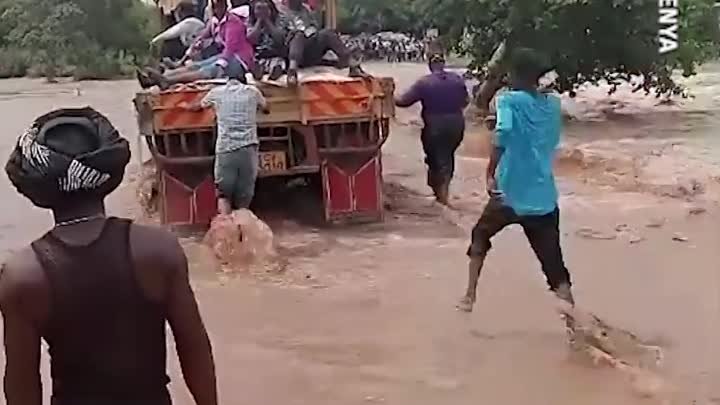 Грузовик с людьми смыло с моста во время наводнения в Кении