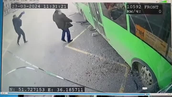 В центре Курска у автобуса отказали тормоза