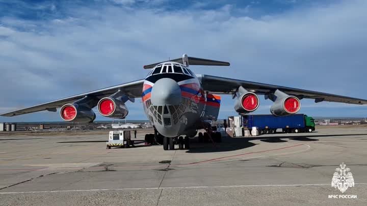 Un avion Il-76 al Ministerului rus al Situațiilor de Urgență a zbura ...
