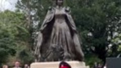 Открыли первую скульптуру Елизаветы II в Великобритании