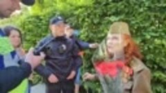Полицейские в Киеве пытались помешать бабушке возложить цвет...