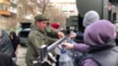 Военнослужащие РВСН доставляют питьевую воду жителям Оренбур...