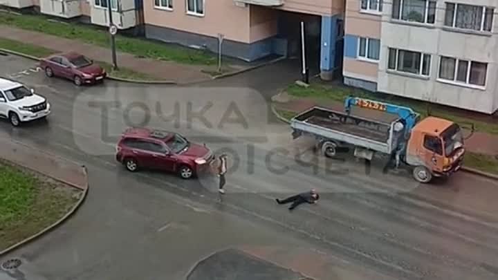 Мужчина в чёрном устроил «бойкот» автомобилистам в Южно-Сахалинске