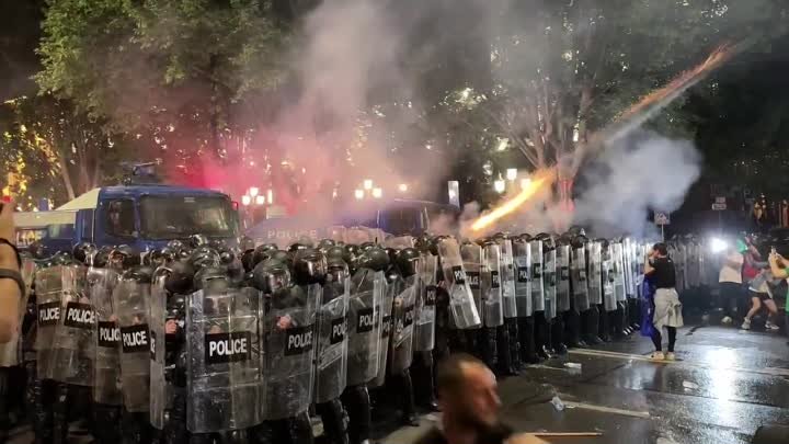 В Грузии  полицаи начали применять дымовыми и слезоточивыми гранатами