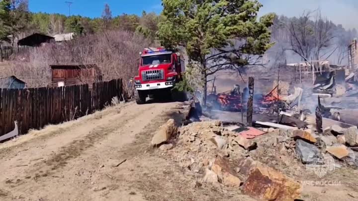 30 дачных домов горят в СНТ в Забайкальском крае