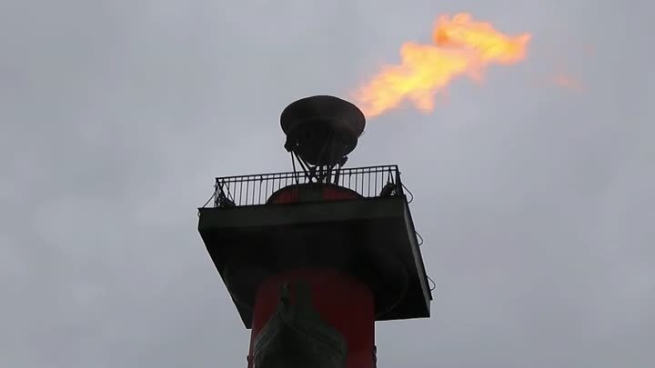 Факелы Ростральных колонн зажгут в честь Дня Победы