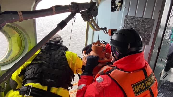 В Магадане спасатели МЧС России эвакуировали пострадавшего с судна 