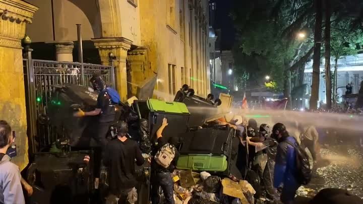 🇬🇪 Протестующие в Тбилиси начали строить баррикады
