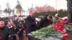 В Сергиевом Посаде приносят цветы в память и жертвах теракта