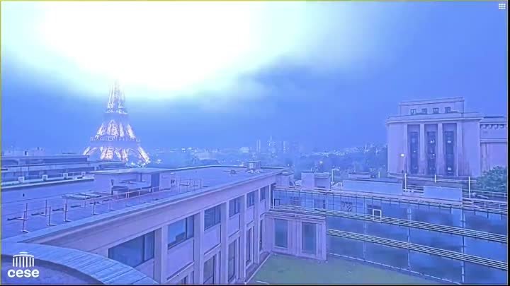 Сильная молния ударили в Эйфелеву башню во время грозы в Париже