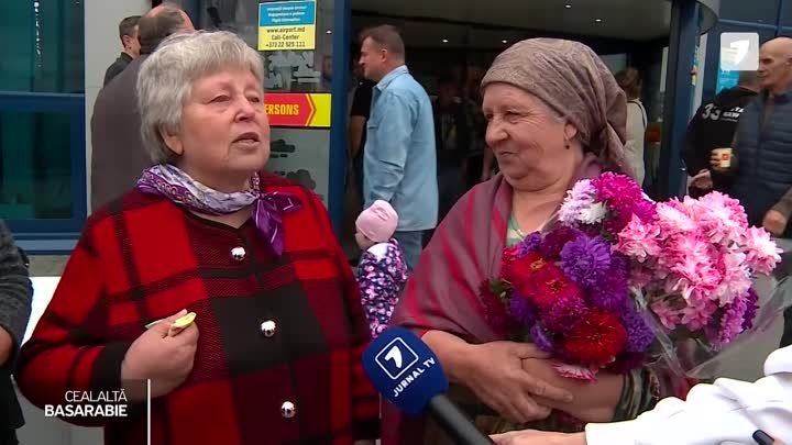 Două surori s-au reîntâlnit după 40 de ani. Urmăriți dulcea revedere și emoții de nedescris de la aeroport. ✅ Abonați-vă...