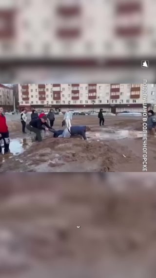 Дети застряли в трясине в центре города в Подмосковье