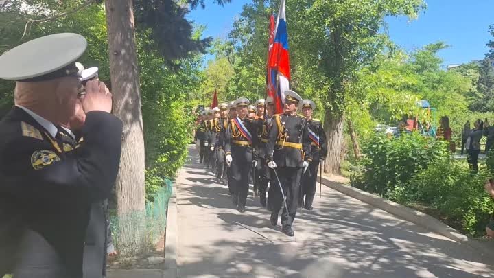 В Севастополе юнармейцы и военнослужащие ЧФ провели парады у домов в ...