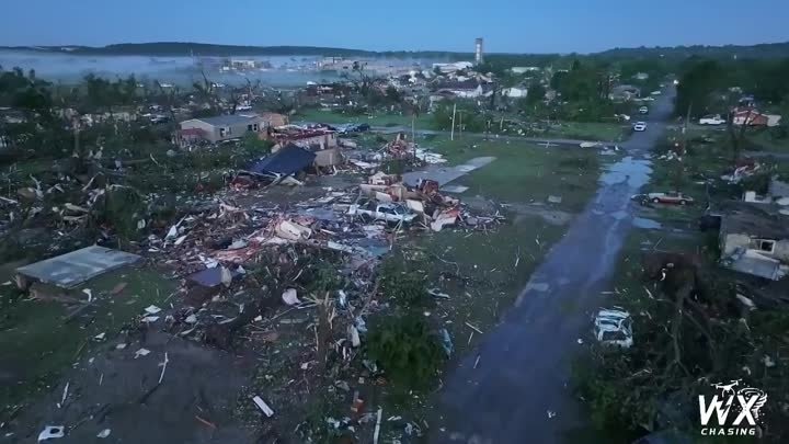 Разрушительные последствия прохождения торнадо в Барнсдолле (Оклахом ...