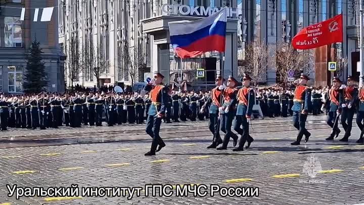 Парадные расчеты МЧС России приняли участие в торжественных шествиях ...