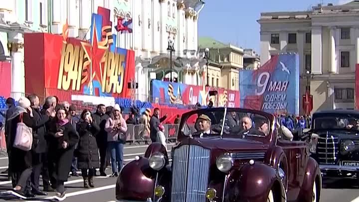 Парад ретроавтомобилей прошёл в центре Санкт-Петербурга
