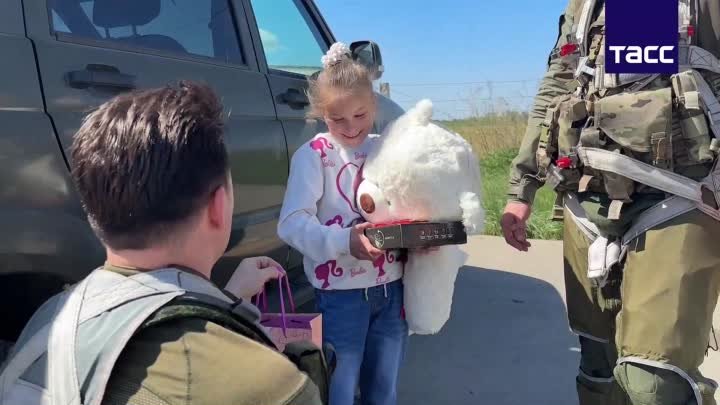 Летчики-штурмовики Южной группировки ВС РФ пригласили девочку из Мак ...