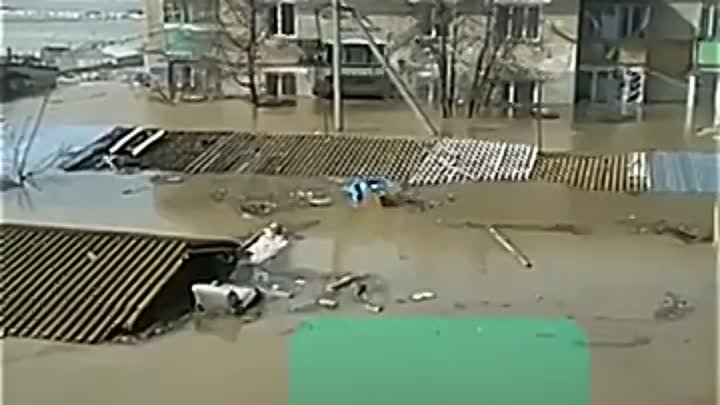 Казахстан. Прорвало дамбу на реке Ишим.mp4