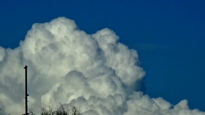 Апрельский дождь и облака в зоне атмосферного фронта над городом Вязники 22.04.2024