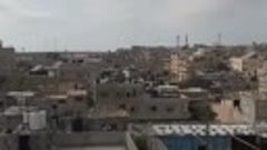 Момент бомбардировки жилого дома в Рафахе на юге Газы есть ж...