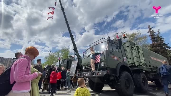 Выставка военной техники у Технопарка