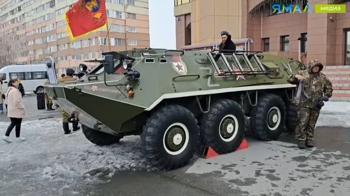 В Новом Уренгое проходит выставка военной техники