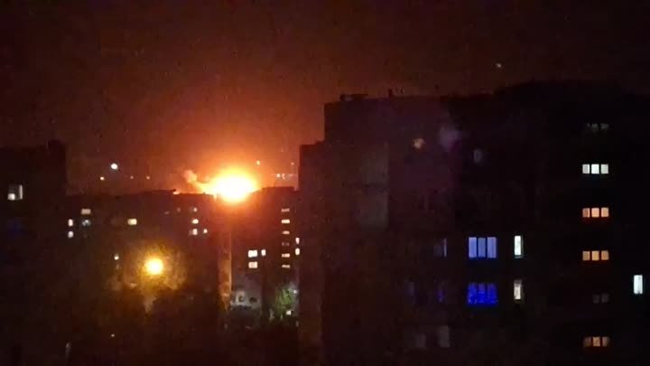 В Луганске после взрывов на местной нефтебазе начался сильный пожар