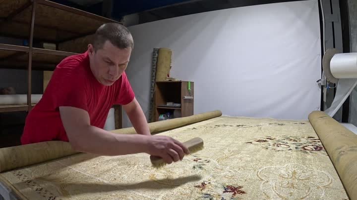 Андрей пакует ковры