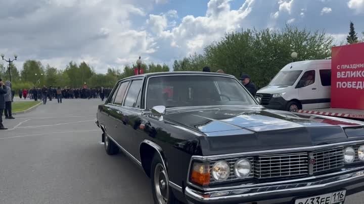 Рустам Минниханов поехал на Парад Победы в Казани на ГАЗ 14 - Чайка