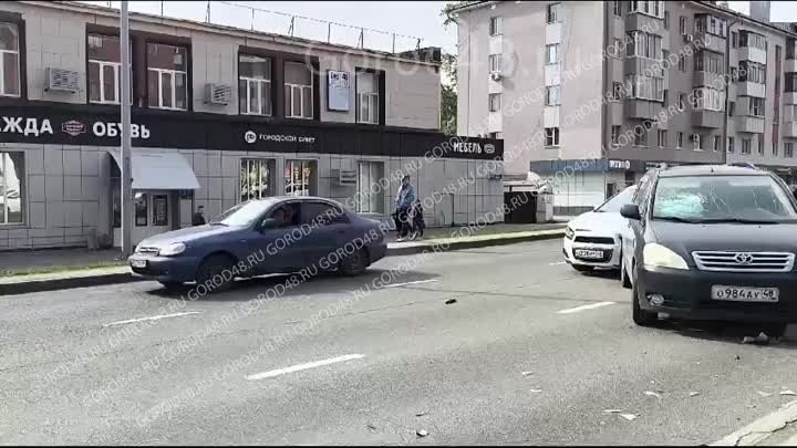 На проспекте Победы столкнулись три автомобиля Авария вызвала затор.