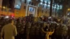 В Тбилиси митингующие против закона об иноагентах столкнулис...