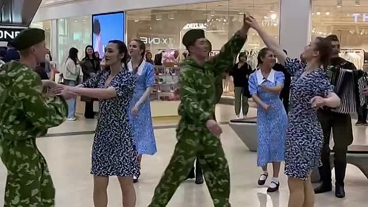 Музыкальный флешмоб в честь Дня Победы в ТЦ "Броско Молл".