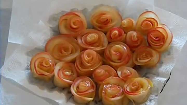 Розы из яблок - красивое украшение блюд