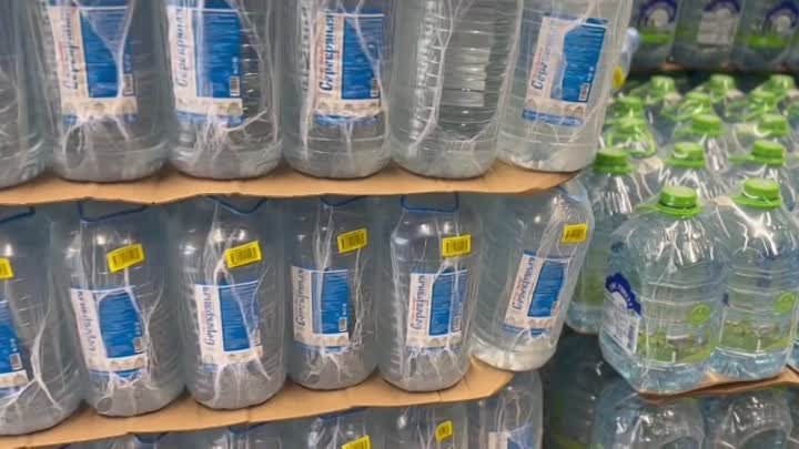 Пуровчане закупили воду для жителей Волновахского района