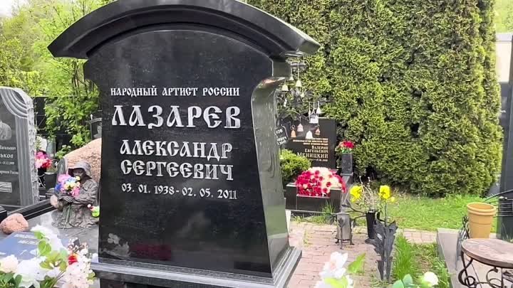 Памятник из чёрного диабаза за 1 млн рублей на могиле Александра Лазарева _ Троекуровское кладбище