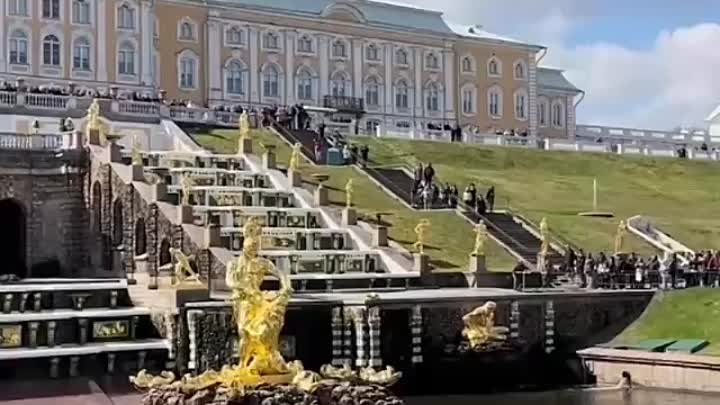 В Петергофе открыли сезон фонтанов