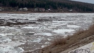 🌊 В Усть-Куте по реке «Лена» идёт ледоход. 29 апреля 2024 год