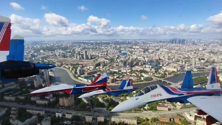 Виды пролета над Москвой, снятые на видео из кабины пилота во время  ...