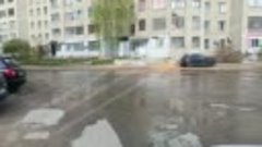 По улице Ульяны Громовой текут потоки воды