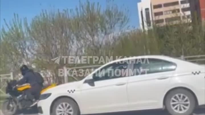 Трое парней из Казани попрыгали на машине таксиста