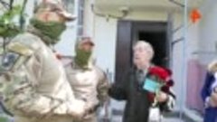 Военные ВС РФ поздравили мариупольских ветеранов ВОВ с Днем ...