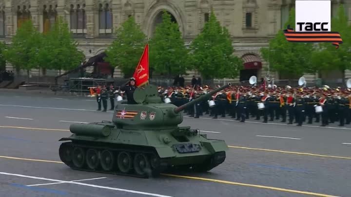 Участвующая в параде военная техника вышла на брусчатку Красной площади